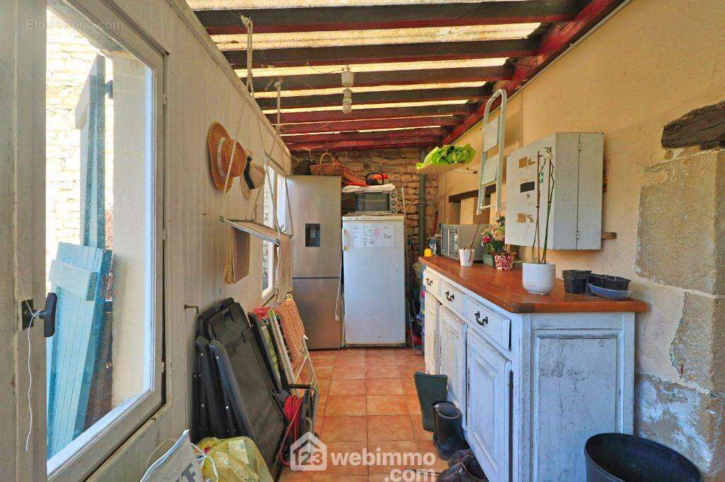 Attenant à la cuisine, un coin verrière pour une arrière cuisine, - Maison à CEAUX-EN-COUHE