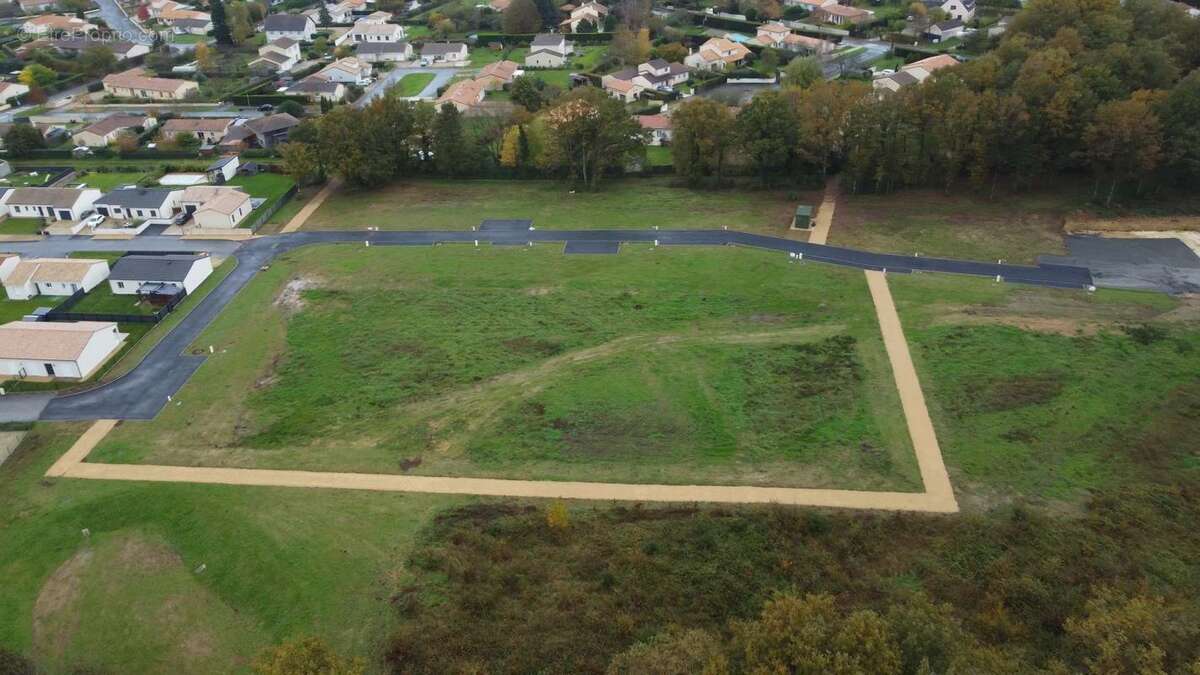 Terrain à SAVIGNY-LEVESCAULT