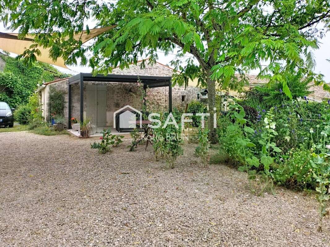 Maison 165 m² à Corme-Royal  - photo 4