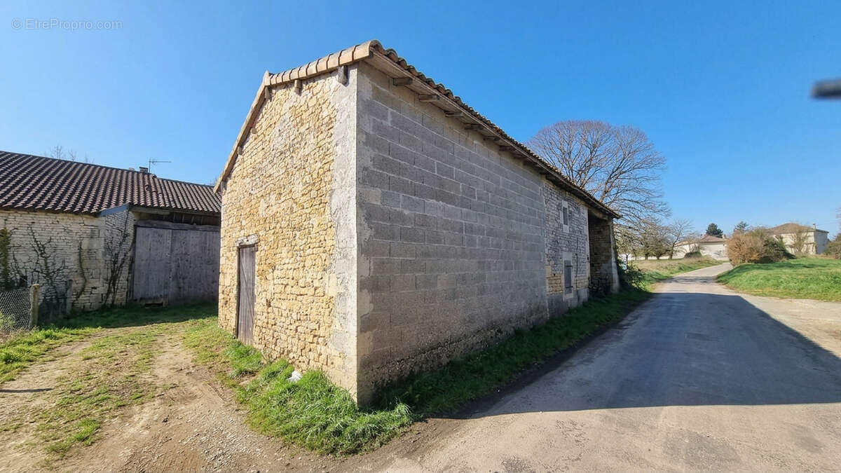 Maison de village, 5 pièces, dépendances et grand terrain  Valdelaume (79) - photo 13