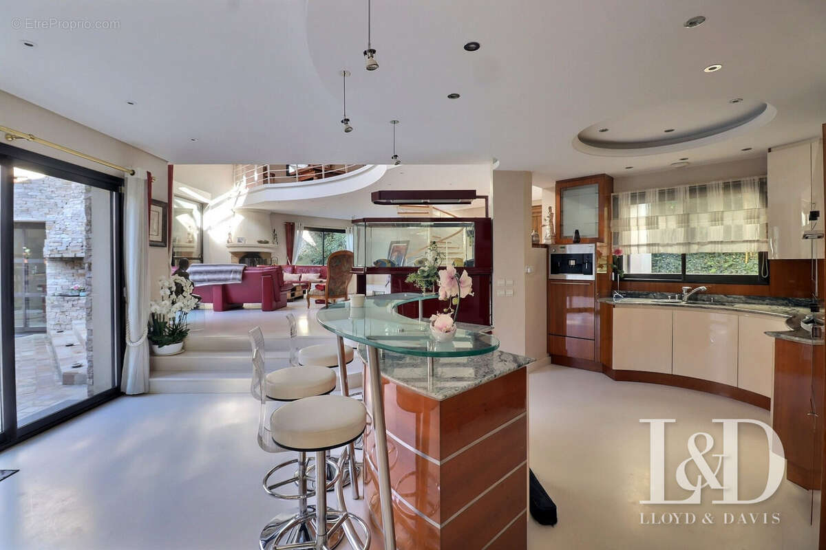 Maison à VERRIERES-LE-BUISSON