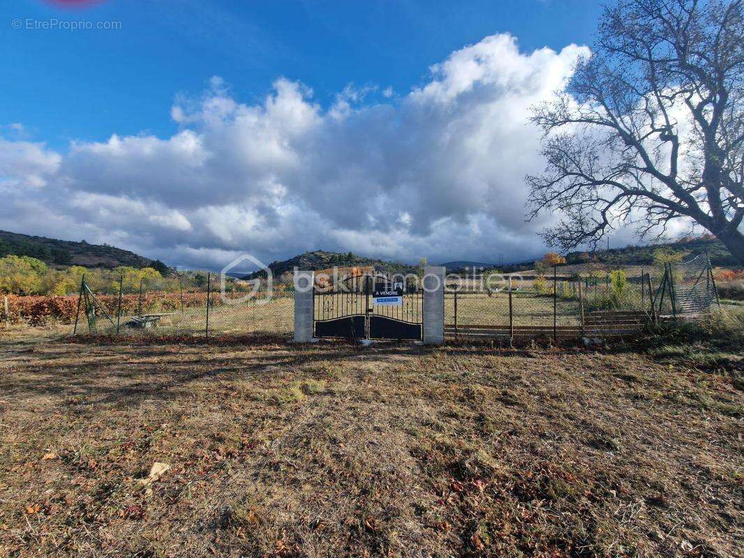Terrain à EMBRES-ET-CASTELMAURE