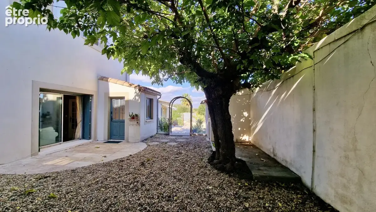 Belle Maison de 4 Chambres avec Piscine et Jardin sur tout le Pourtour - photo 4