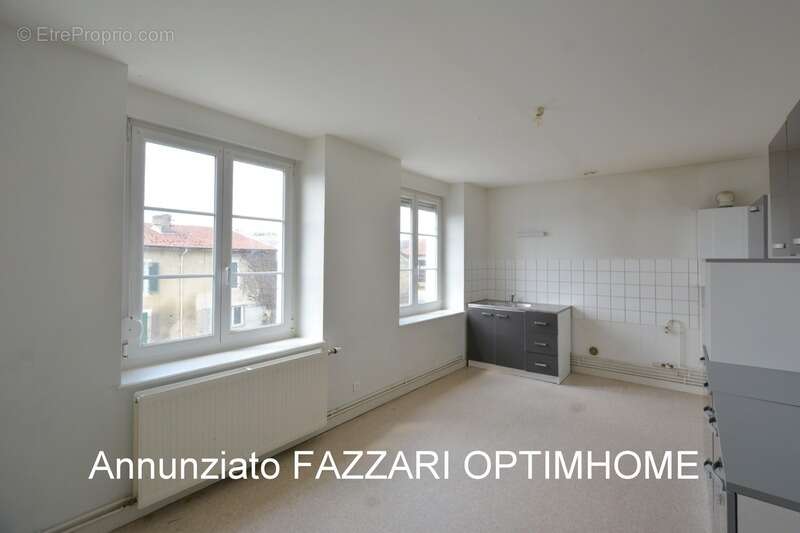 À VENDRE EN EXCLUSIVITÉ, proche Belgique et Luxembourg, un Immeuble de trois appartements situés à STENAY (55), 255 M² habitabl - photo 5