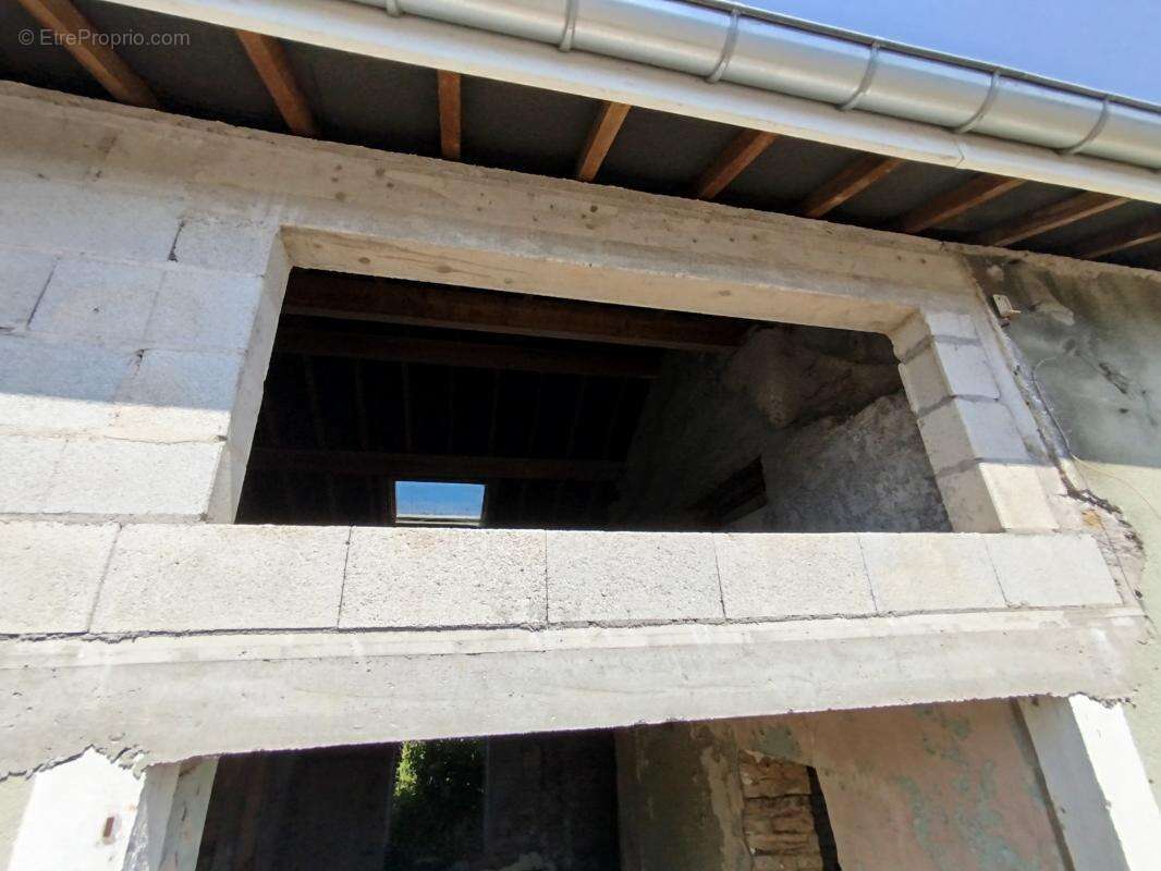 Maison en cours de construction — toiture refaite à neuf — fort potentiel - photo 12