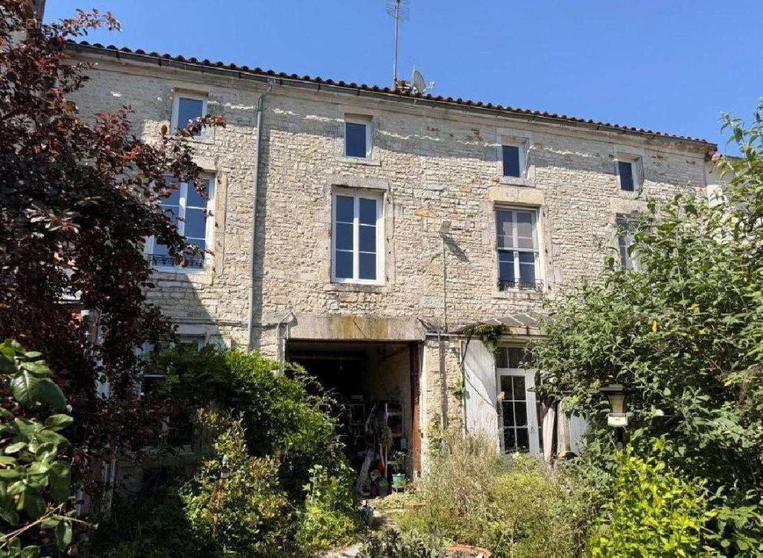 Maison à AIGRE