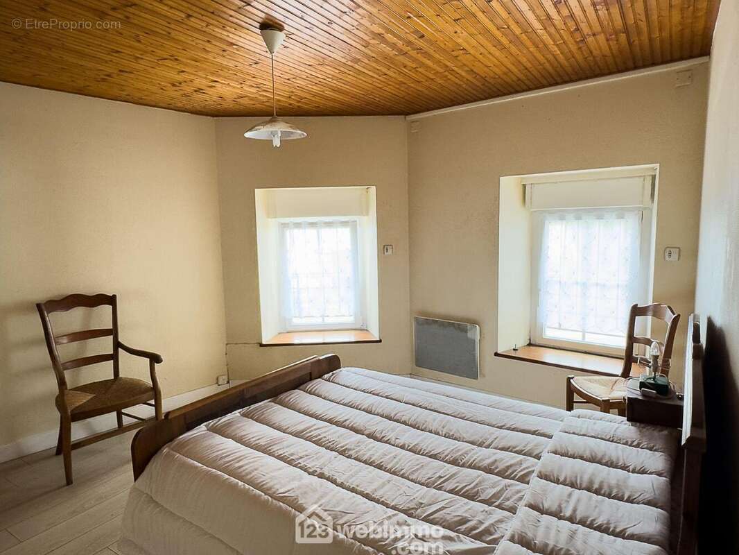 L'étage distribue une chambre de 14m²... - Maison à SAINT-PIERRE-DES-ECHAUBROGNES