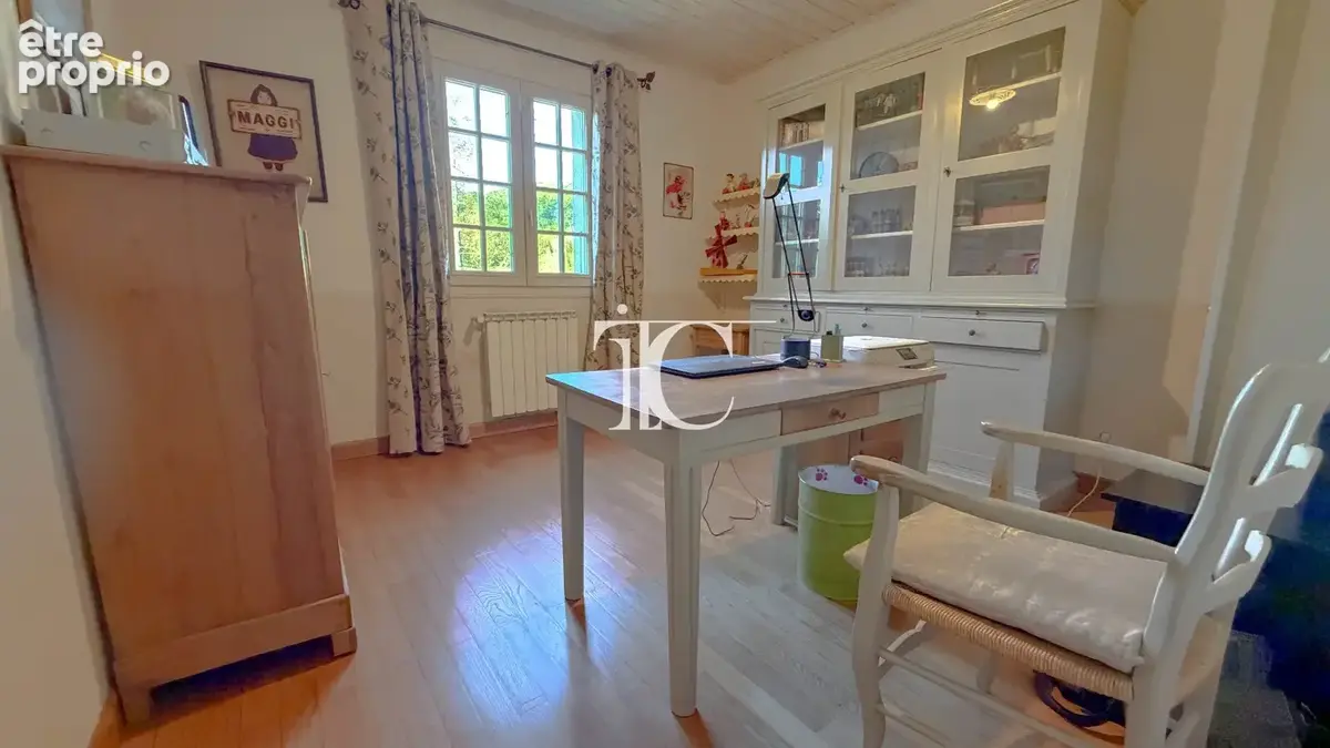 Propriété avec boxes, terrain clôturé et piscine sur 5 600 m² - photo 12