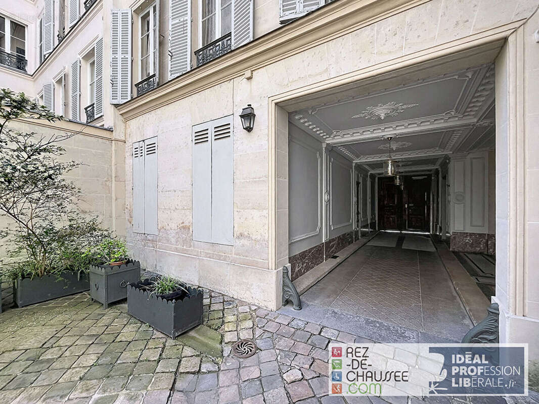 Commerce à PARIS-8E