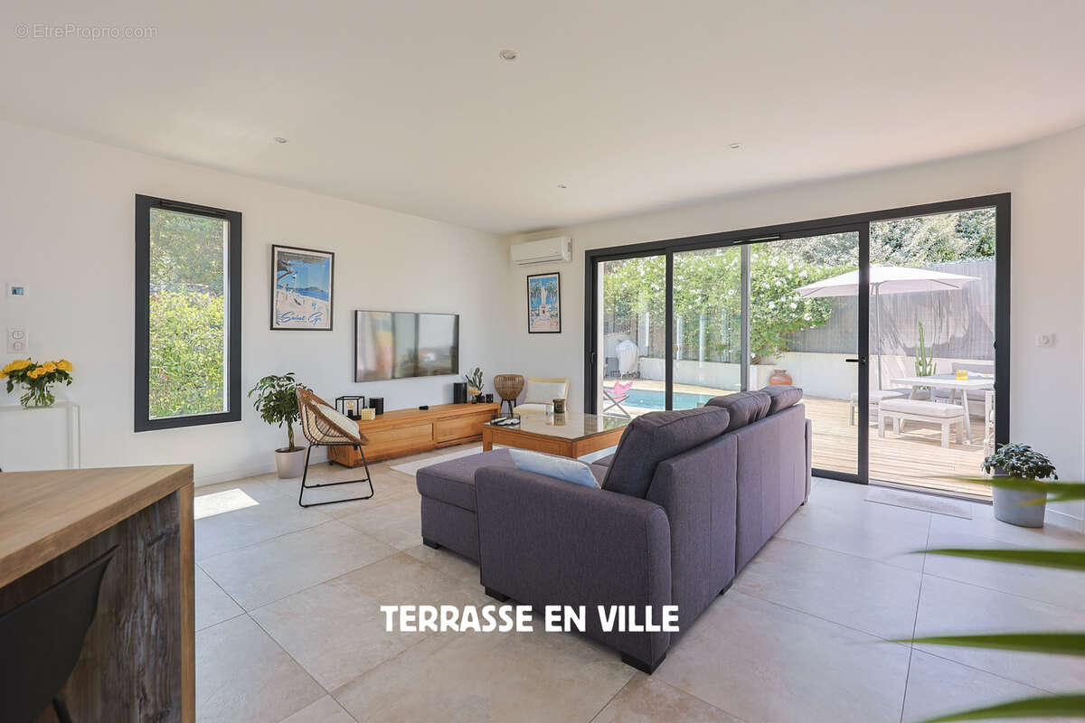 Maison à SAINT-CYR-SUR-MER