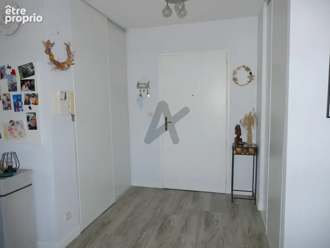Très bel appartement dernier étage avec balcon, vue dominte et garage. - photo 15