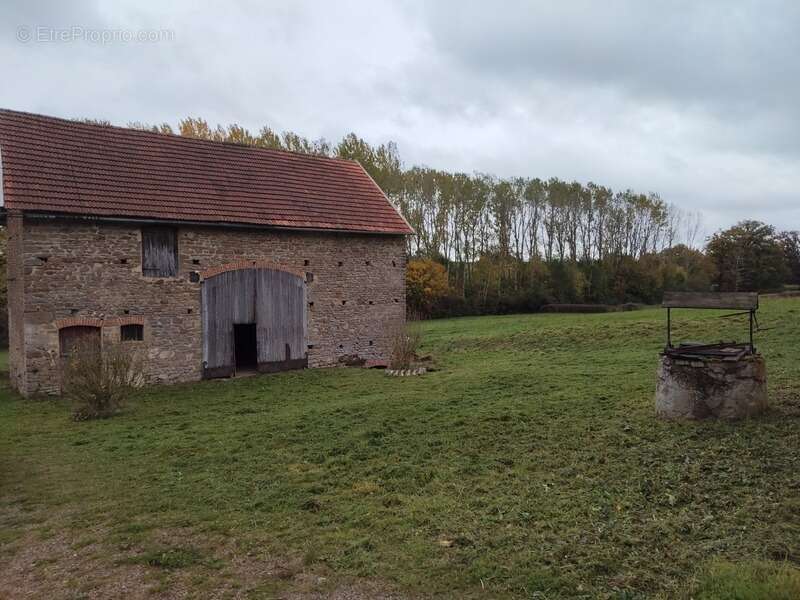 Propriete a vendre faite d'une maison, d'une grange, d'un grand terrain - photo 13