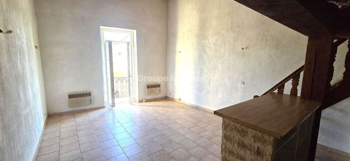 AU COEUR DU VILLAGE DES PENNES MIRABEAU, Appartement de type 3 au 1er étage d'un petit immeuble avec balcon et vue dégagée - photo 2