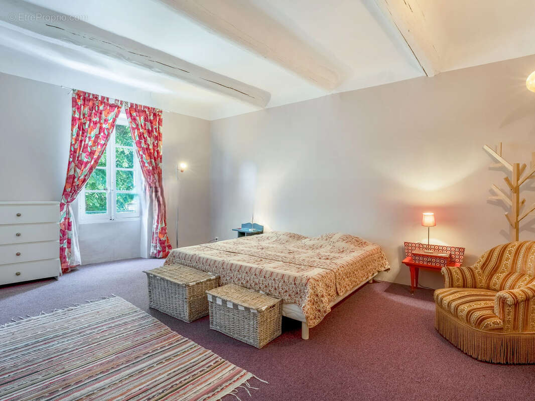 ALLEINS, maison de caractère de 350 m2, piscine, garage - photo 13