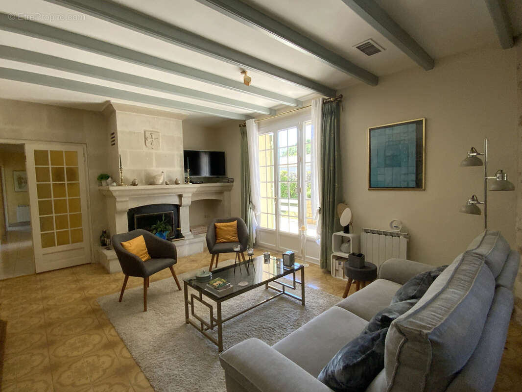 Villa cossue située à Uzès avec terrain de 1400 m2 avec piscine. - photo 3