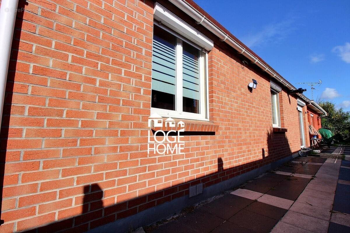 Façade - Maison à COURCELLES-LES-LENS