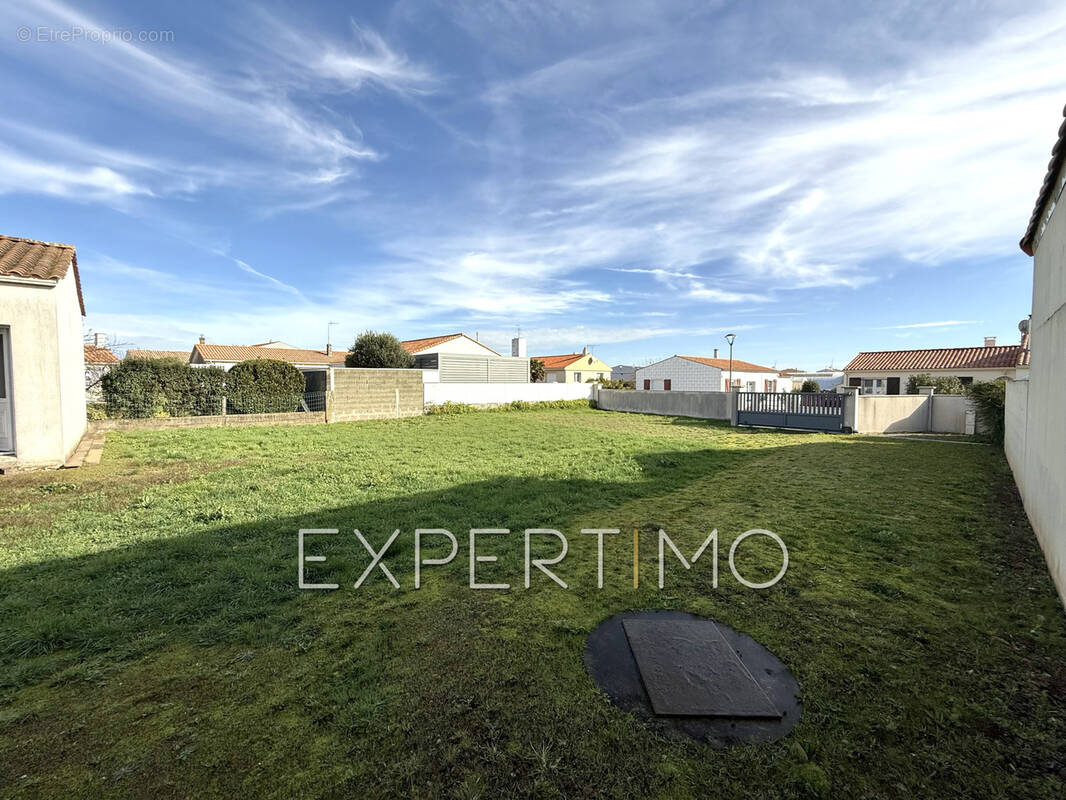 Terrain à LONGEVILLE-SUR-MER