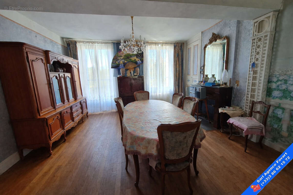 Maison à LAROCHE-SAINT-CYDROINE