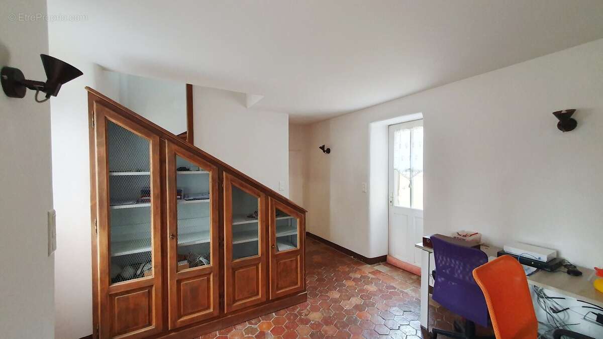 A vendre à Busset, très belle propriété de 11 pièces avec piscine et grange. - photo 15