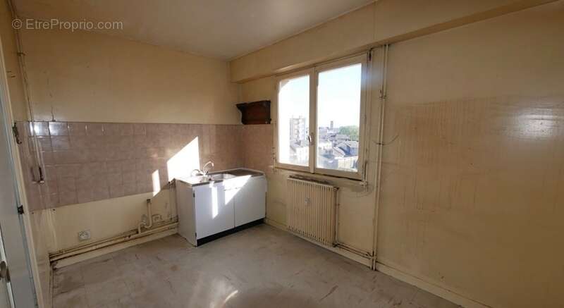 Appartement T5 de 100 m² avec balcon, ascenseur, cave et stationnement – Fort potentiel à Limoges - photo 6