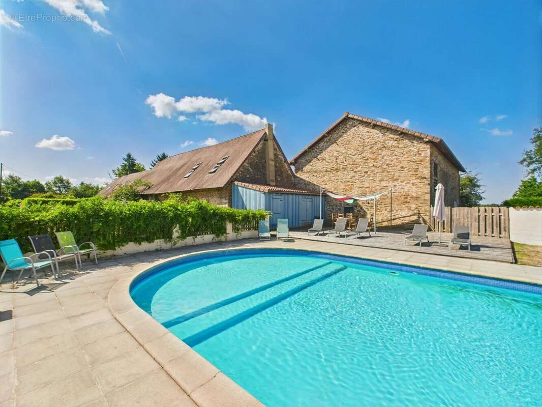 Incroyable propriété de 21 hectares avec maison principale, complexe de gîtes possible et piscines - photo 4