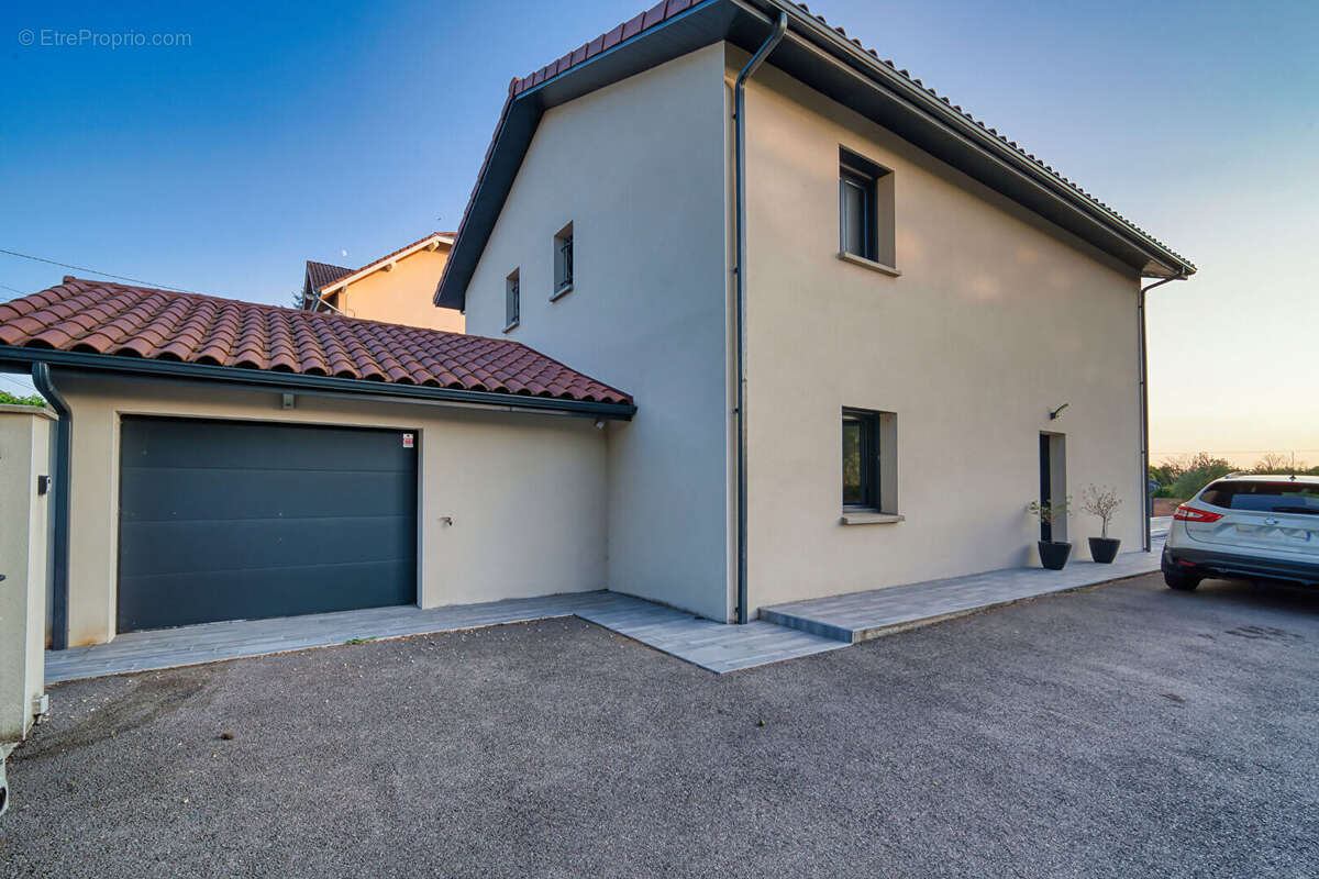 Espace et lumière : Découvrez cette maison récente de 150m² avec piscine. - photo 18