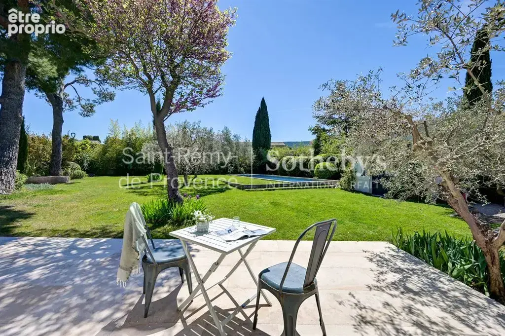 Exclusivité. Rare, Eygalières, belle maison rénovée en centre village avec jardin et piscine - photo 2