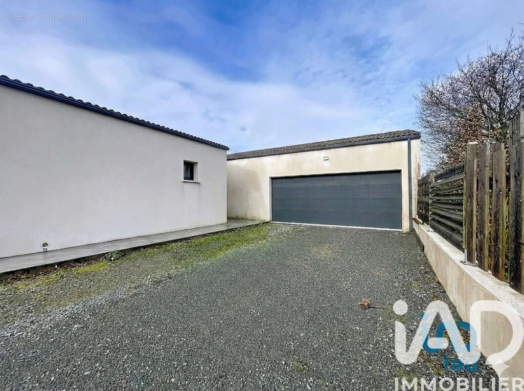 Maison 168 m² à La Chapelle-Baton  - photo 2