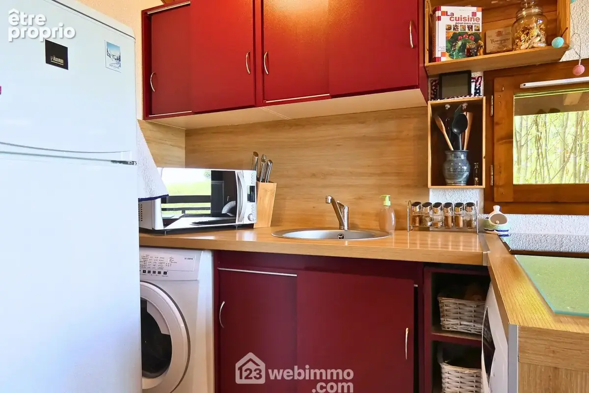 La cuisine est équipée avec lave vaisselle, réfrigérateur combiné, plaques de cuisson ...
