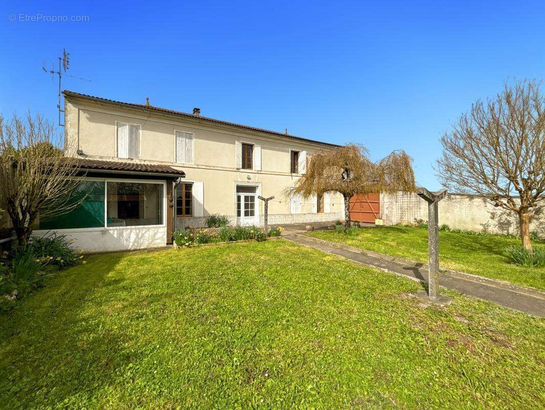 Maison à JARNAC-CHAMPAGNE