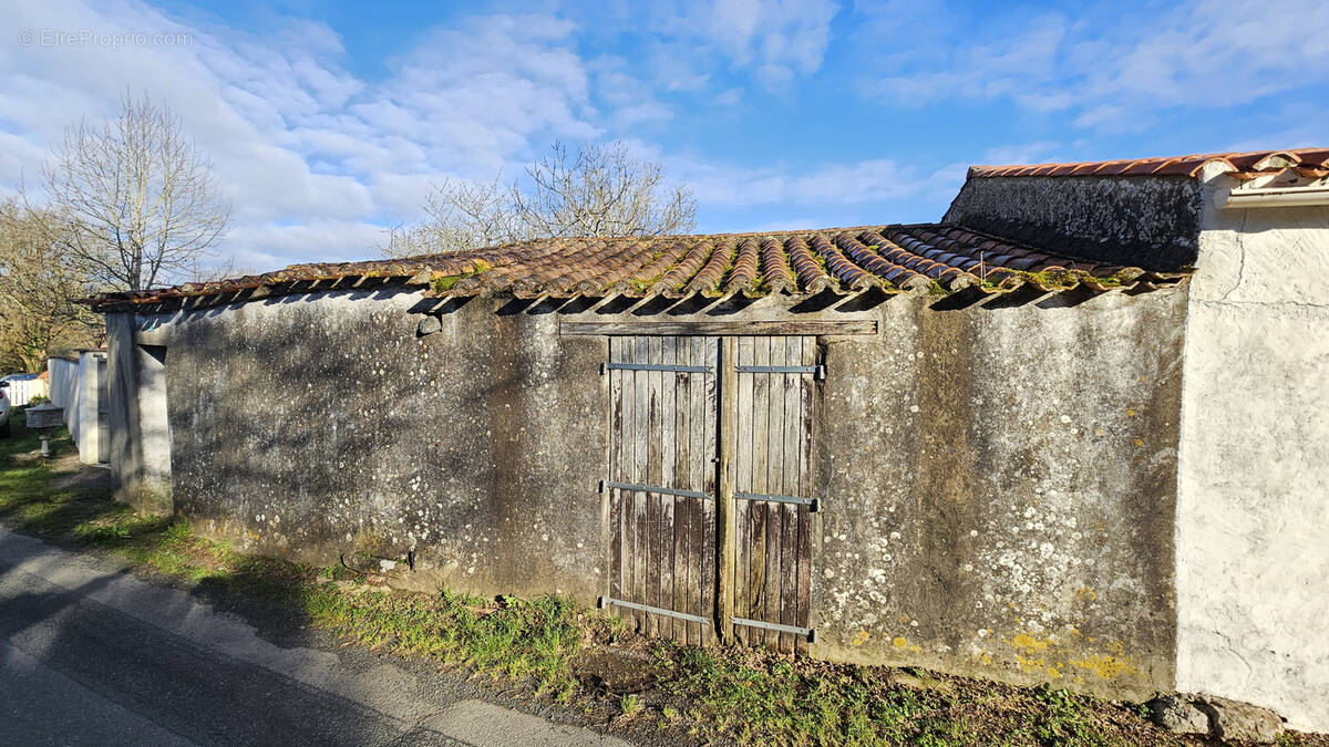 Parking à SAINT-JULIEN-DES-LANDES