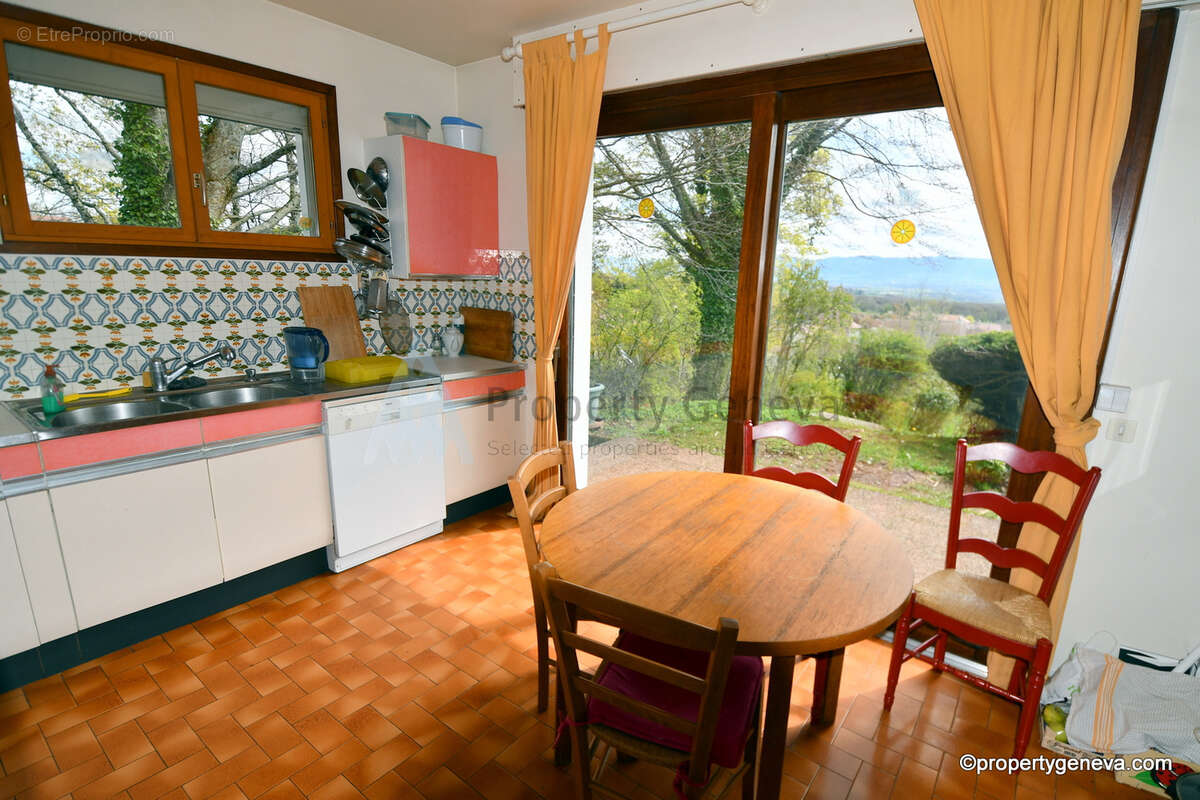 Maison à PERON