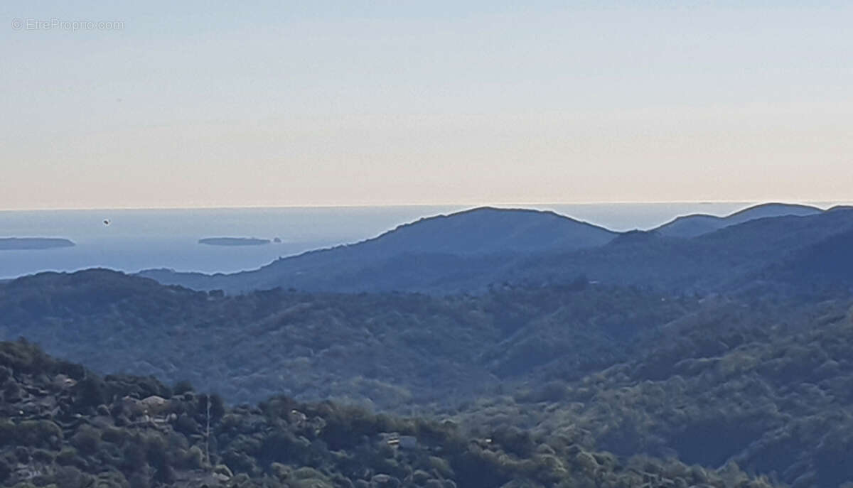 Terrain à LES ADRETS-DE-L'ESTEREL