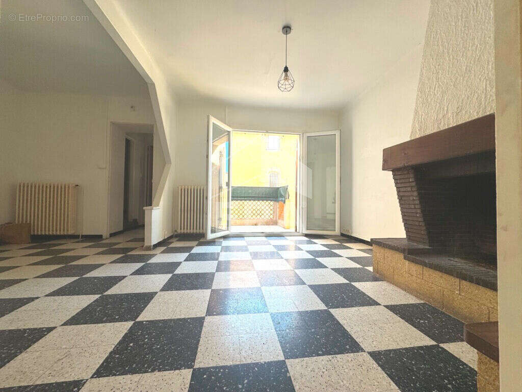 Maison à SAINT-MITRE-LES-REMPARTS