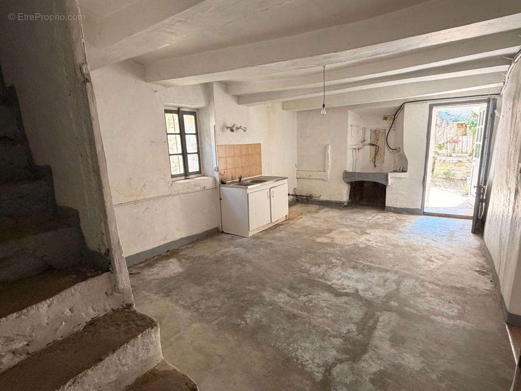 Maison À Vendre - 5 pièces - 3 chambres - Cour intérieure - photo 9