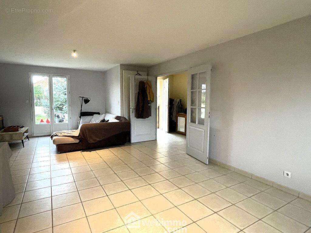 Carrelé avec une double porte intérieure, - Maison à AVAILLES-EN-CHATELLERAULT