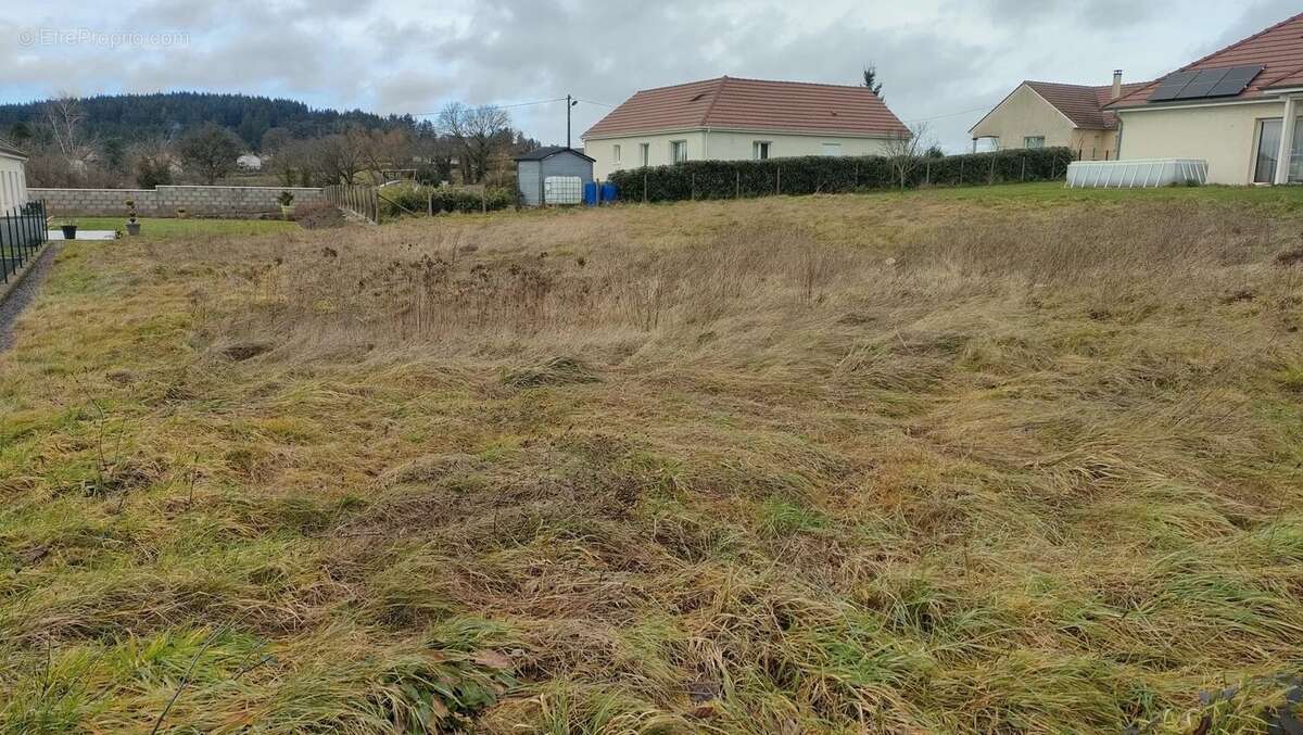 Terrain à SAINT-BONNET-DE-JOUX