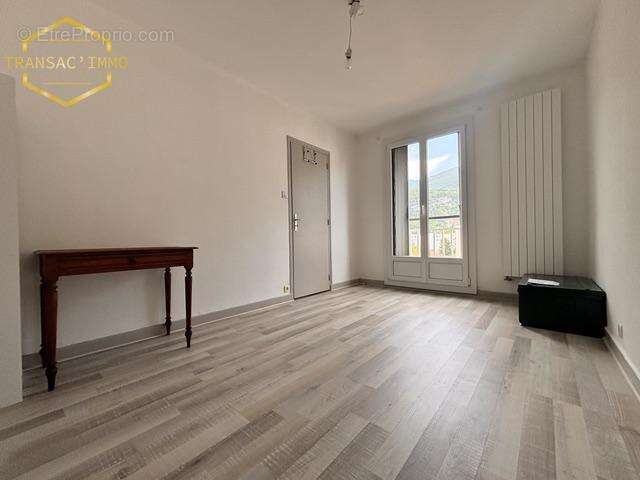 Appartement 74 m² à Fontaine  - photo 7