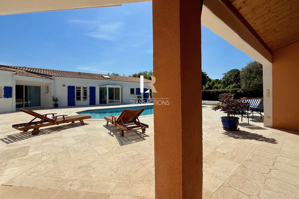 Lagord - Maison de plain pied sur jolie parcelle avec piscine, garage et stationnements - photo 2