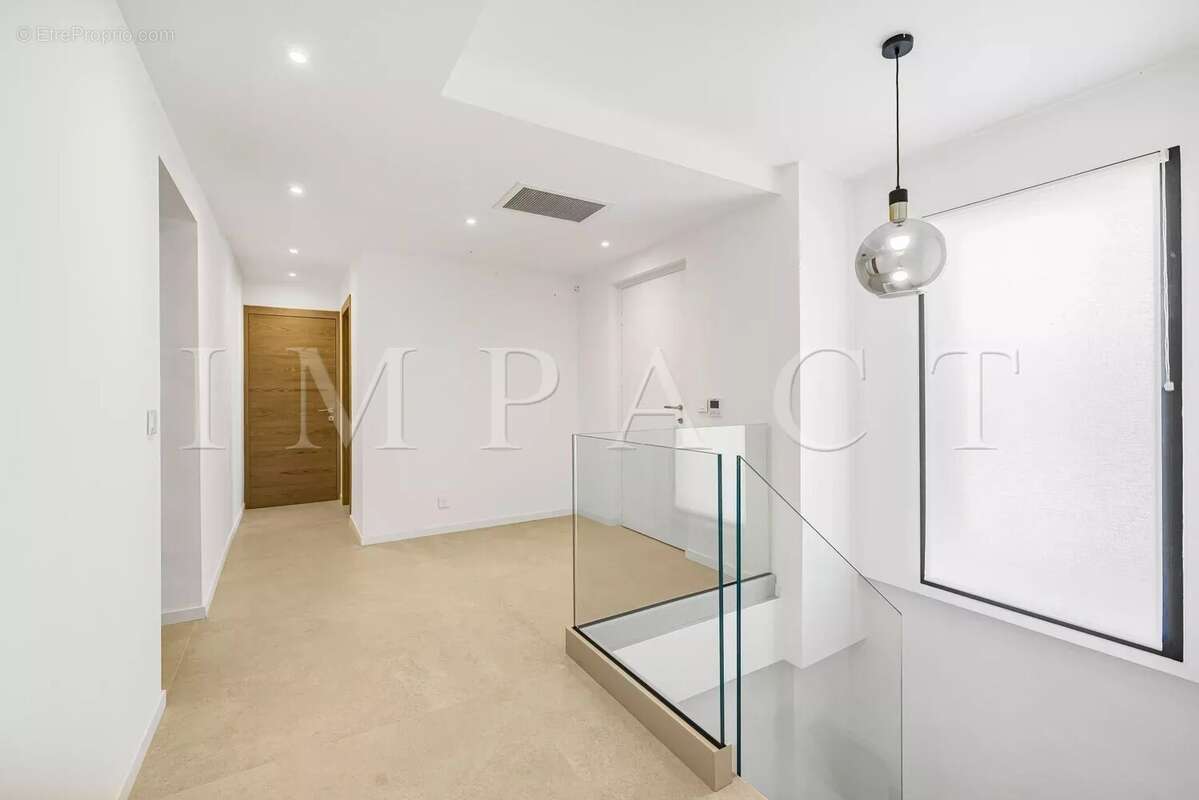 Maison à CHATEAUNEUF-GRASSE