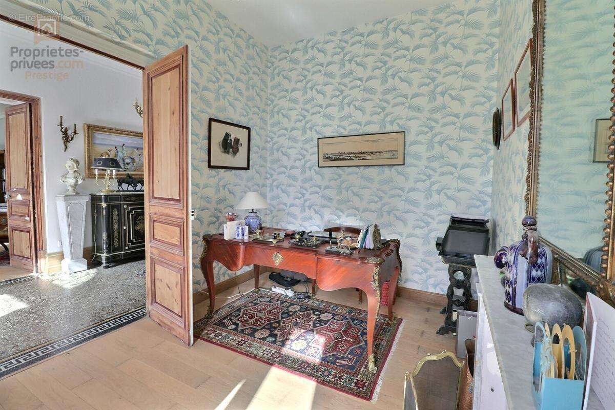 Maison bourgeoise de 380 m2 sur 3 niveaux avec de nombreuses possibilités - photo 11