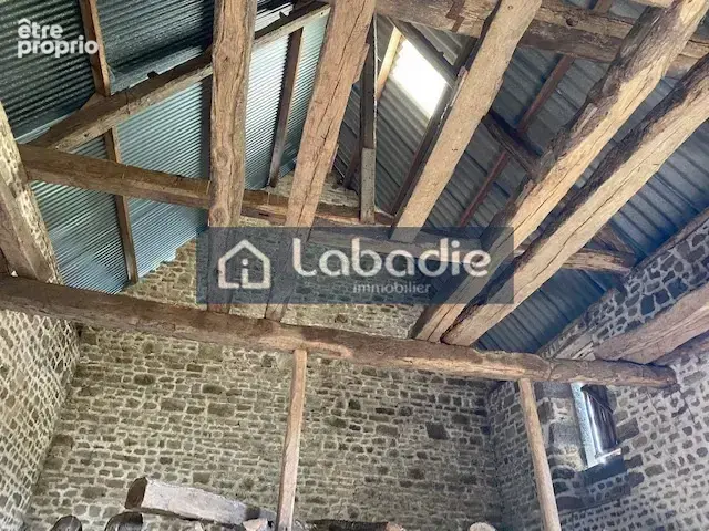 A proximité d'un bourg tous commerces, un beau bâtiment en pierres à rénover, terrain de 3128m2. - photo 20