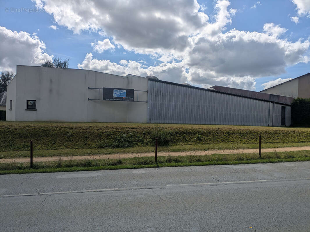 Commerce à MONTOURS