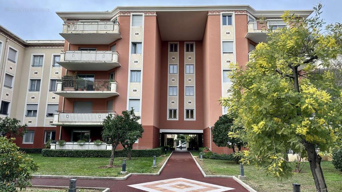 Appartement à SAINT-LAURENT-DU-VAR