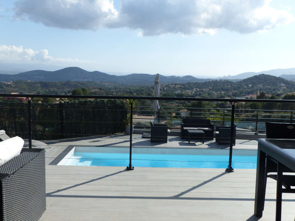Villa Afa  contemporaine 6 pièce(s) 232 m2 F4+F2 avec piscine - photo 6