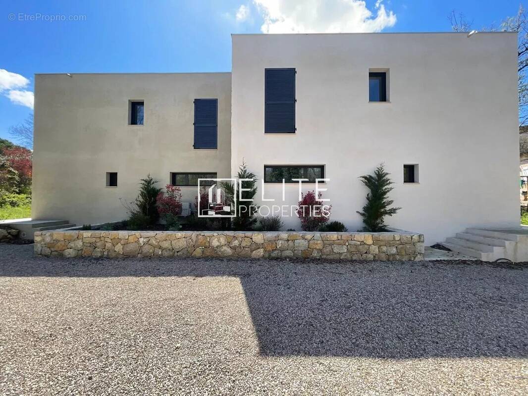 Maison à SAINT-CEZAIRE-SUR-SIAGNE