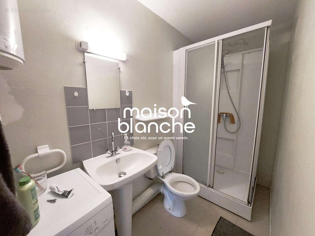 Salle de douche 1er étage gauche - Appartement à PARTHENAY