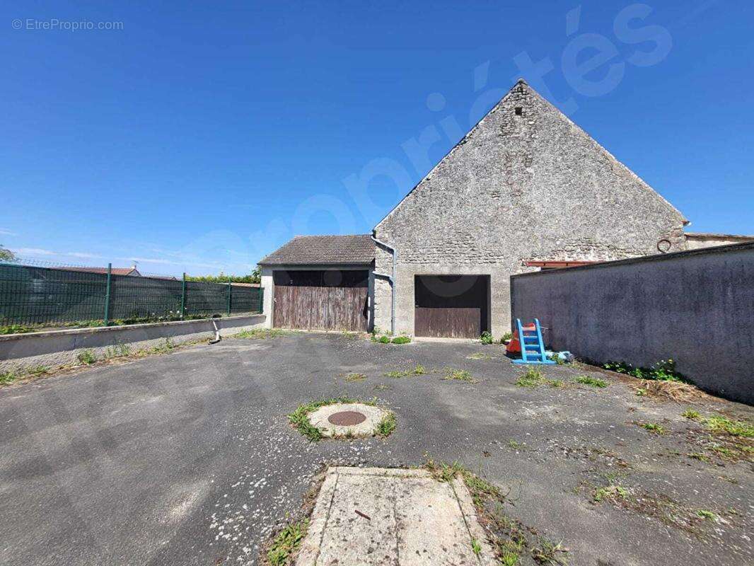 Maison plan-pied, 3 pièces, double garage et cour - photo 10
