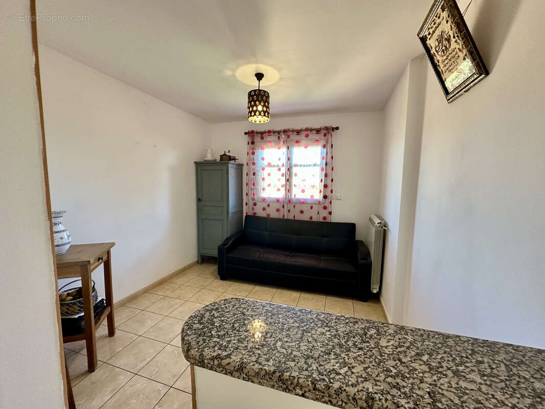 St Gilles (30): Grande Villa T5 de 117 m2 sur 253 m2 de terrain avec garage et deux parkings - photo 8