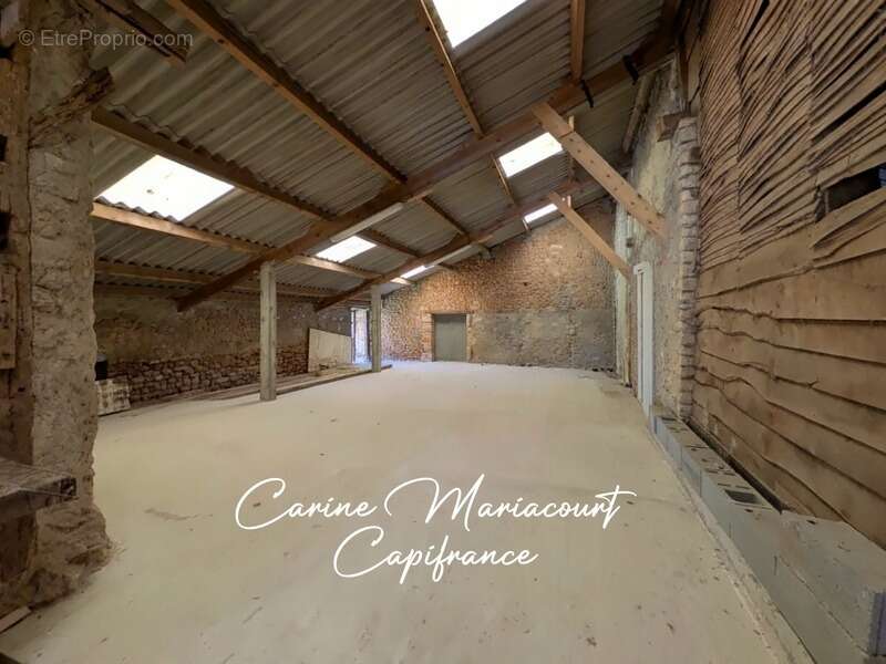 Maison en pierre rénovée de 173 m² – Terrain clos de plus de 4 500 m² – Dépendance de 155 m² – DPE C - photo 9